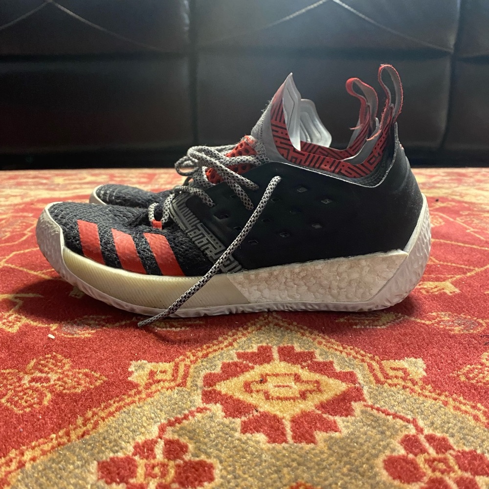 Very nice black/grey/red shoes.